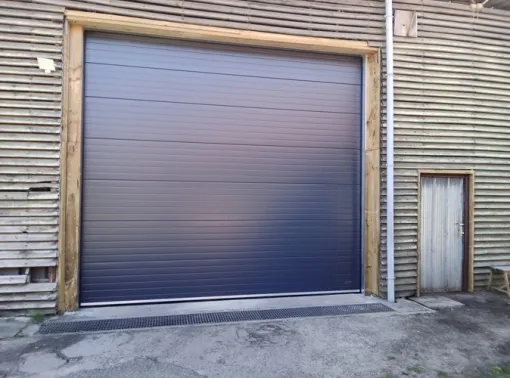 Installation portes sectionnelles industrielles pour service technique à Perpignan , Perpignan, METALFERM