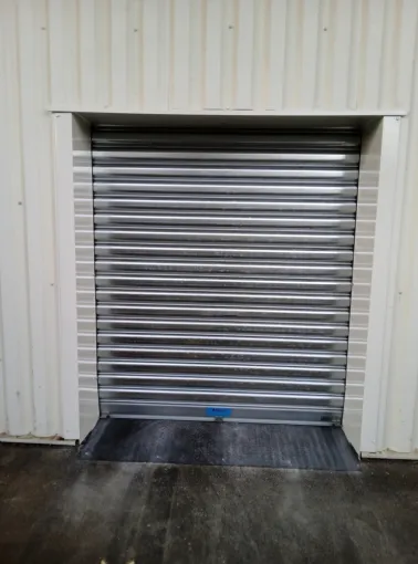 Creation d'une ouverture + Installation d'un rideau métallique pour un magasin Weldom dans les Pyrénées Orientales, Perpignan, METALFERM