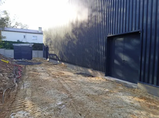 Installation de portes issues de secours et d'une échelle à crinoline pour cellules commerciales à Perpignan, Perpignan, METALFERM