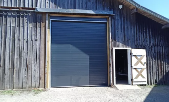 Installation portes sectionnelles industrielles pour service technique à Perpignan , Perpignan, METALFERM