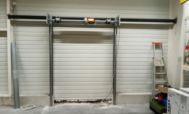 Creation d'une ouverture + Installation d'un rideau métallique pour un magasin Weldom dans les Pyrénées Orientales, Perpignan, METALFERM