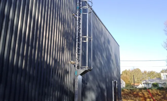 Installation de portes issues de secours et d'une échelle à crinoline pour cellules commerciales à Perpignan, Perpignan, METALFERM